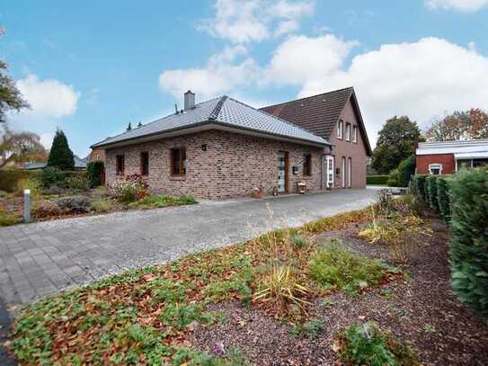 Neuwertiger Bungalow und Altbau auf großem Grundstück!