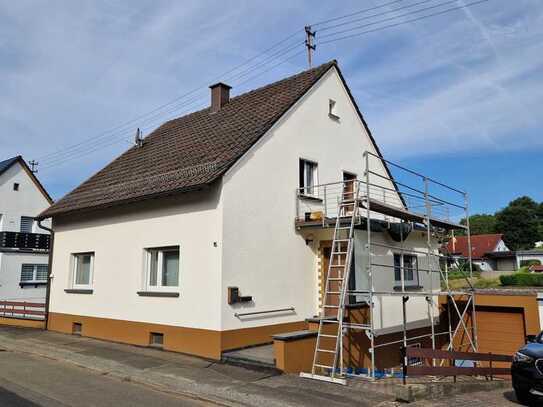 Freistehendes Einfamilienhaus mit Keller und großer Garage