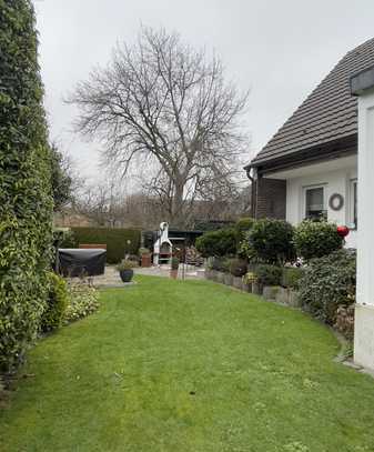 Charmantes Einfamilienhaus mit zwei Garagen in Erkelenz in ruhiger Lage !