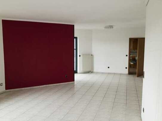 Hübsche 4-Zi-DG-Wohnung mit EBK und großem Sonnen-Balkon in Elz