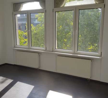 Exklusive 4-Zimmer-Wohnung mit gehobener Innenausstattung mit Balkon in Frankfurt am Main