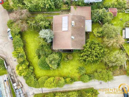 Großzügiges, massives Einfamilienhaus auf weitläufigem, auch teilbarem Grundstück, zu verkaufen.