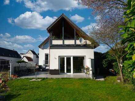 Wohlfühlhaus als 2 FH mit großem Garten, Pool und PKW- Ladestation