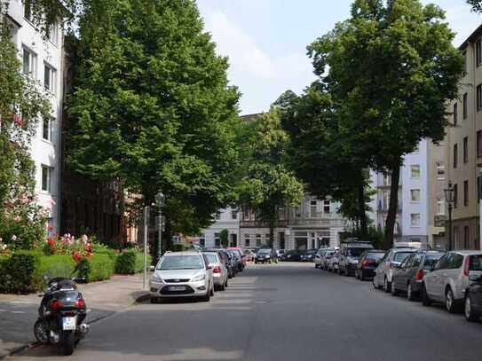 Renovierte und teilsanierte 2 Zimmer Wohnung mit Terrasse, Garage und Stellplatz in Flingern Nord.