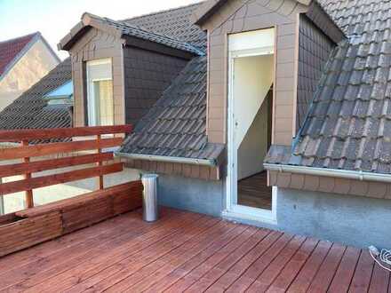 Ansprechende 2,5-Zimmer-Dachgeschosswohnung mit Dachterrasse und Einbauküche in Mannheim