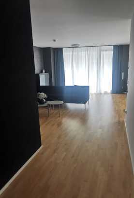 Stilvolle 3-Zimmer-Penthouse-Wohnung mit gehobener Innenausstattung mit Balkon und EBK in Leonberg