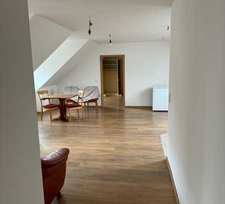 Freundliche und vollständig renovierte 3-Raum-DG-Wohnung in Offenburg