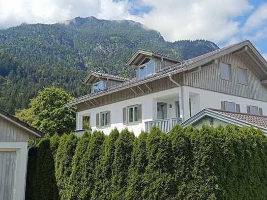 Moderne Doppelhaushälfte mit Blick auf Wettersteingebirge & Zugspitze in familienfreundlicher Lage.