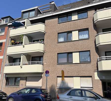 Stilvolle, modernisierte 2-Zimmer-Wohnung mit Balkon und EBK in Düsseldorf