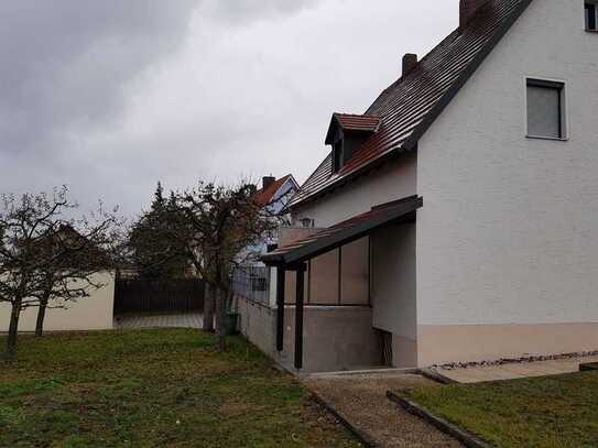 Zur Entwicklung: Grundstück mit 4-Zimmer-Einfamilienhaus in Maxhütte-Haidhof