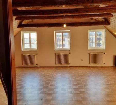 Großzügige Dachgeschosswohnung mit Loggia