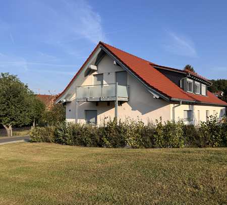 Ruhige, neuwertige 3-Zimmer-Wohnung mit Balkon, Terrasse und Einbauküche in Schleusingen/OT Gethles