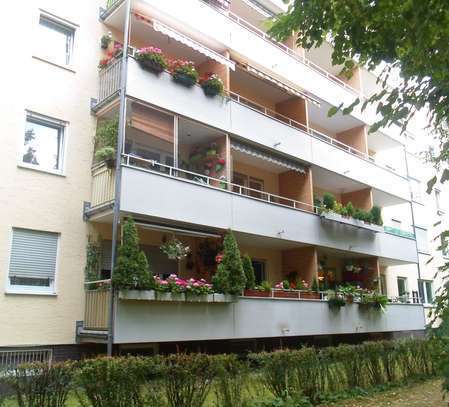 Erstbezug nach Komplettsanierung - Helle 3-Zimmer-Wohnung mit Balkon in Milbertshofen