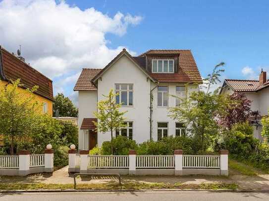 Villa mit drei Wohneinheiten im stilsicheren kernsanierten Zustand