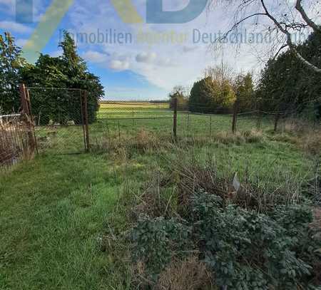 Einfamilienhaus mit umfangreichen Nebengebäuden auf 8500m² Grundstück.