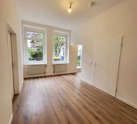 * Klein * Fein * Dein * 2-Raumwohnung im Hinterhaus + Balkon + neuer Laminatboden + EBK-Option!!!