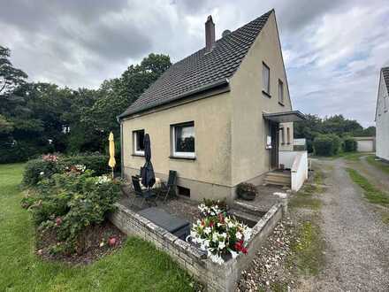Haus am Stadtrand mit großem Garten und Garage