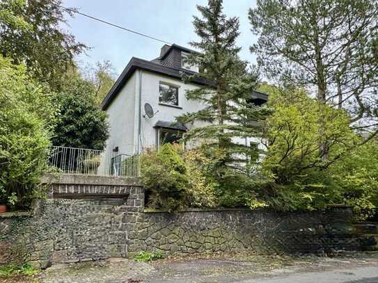 Renovierungsbedürftiges Traumhaus im Kaffeemühlenstil: Ein Zuhause für die Familie mit großem Garten