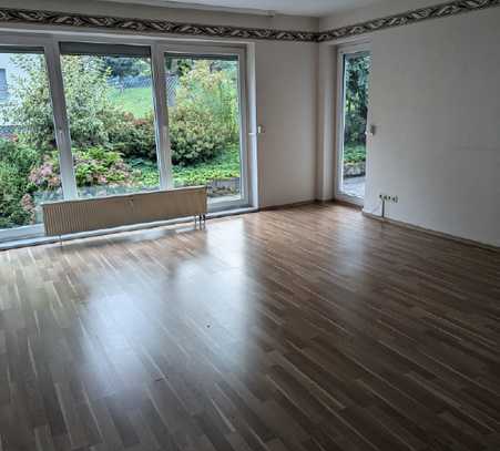 Schöne geräumige 3 Zimmer Wohnung im Erdgeschoss