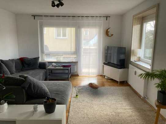 Schöne, freundliche und helle Wohnung mit Balkon im 1. OG