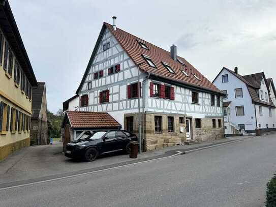 Geräumiges Zweifamilienhaus (291 m²) in zentraler Lage – Sofort bezugsbereit & mit viel Potenzial!