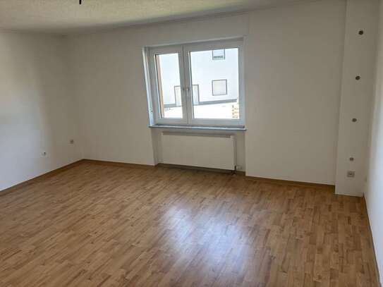 Schöne helle EG-Wohnung 65qm (2 Zi, Kü, Bad) mit Einbauküche