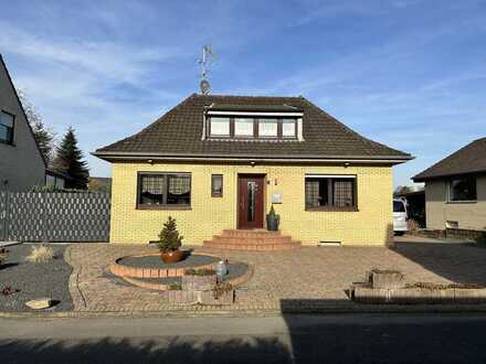 Bungalow mit 2 Garage, Gartenhaus und großem Garten