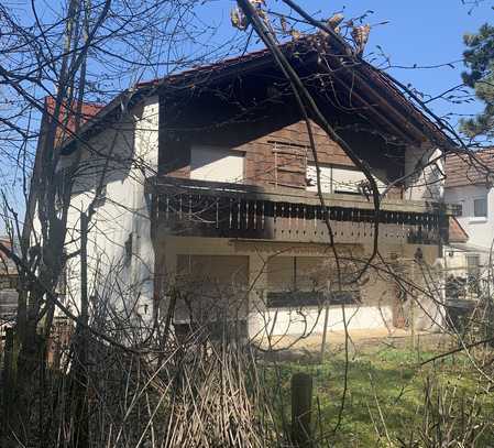 Sanierungsbedürftiges Juwel: Freistehendes Haus mit Charme