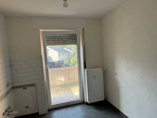 Schöne und vollständig renovierte 2,5-Raum-Wohnung mit Balkon in Dinslaken