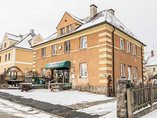 Wohnhaus mit Gaststätte und großen Nebengebäude