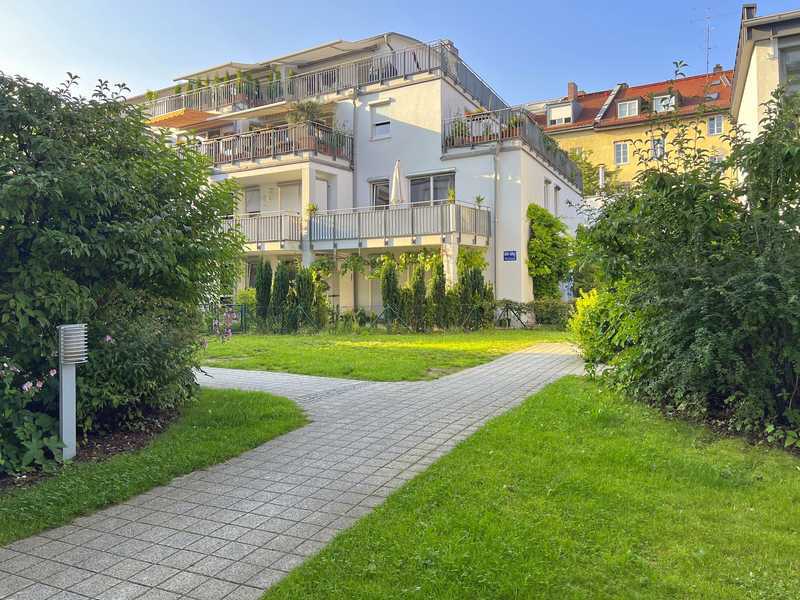 Große moderne Wohnung (2004), renoviert, bezugsfrei, in ruhiger grüner Wohnlage (Rückgebäude) mit TG