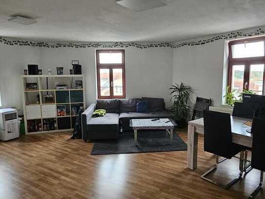 *TIPP* Schönes 2,5 Zimmer-Apartment im DG mit EBK, Laminat, Aufzug....! Nutzen bis ins hohe Alter*