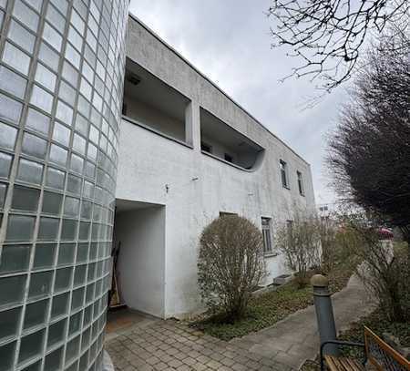 Büro verteilt auf 4 Räumen mit Küche, Keller sowie 3x PKW-Stellplatz in 71139 Ehningen