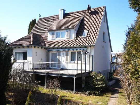 Freistehendes Einfamilienhaus mit Garten und Garage