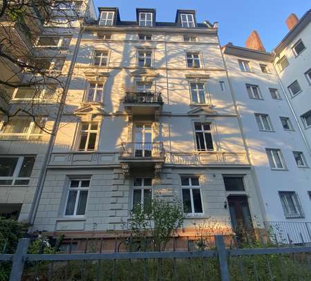 Westend-Süd: Hochwertige, möblierte Wohnung in repräsentativem Jugendstilgebäude