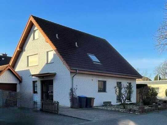 Einfamilien-Massivhaus mit Einliegerwohnung, Garage, Stellplatz und gepflegtem Garten