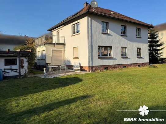 BERK Immobilien - Gemütliches Zweifamilienhaus mit idyllischem Garten und herrlichem Fernblick in Mi