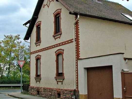 Zweifamilienhaus mit Anbau, Nebengebäude und Garten. Eine Wohnung in Kürze frei!