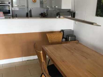 Neuwertige 4-Raum-Wohnung mit Balkon und Einbauküche in Eggenstein-Leopoldshafen