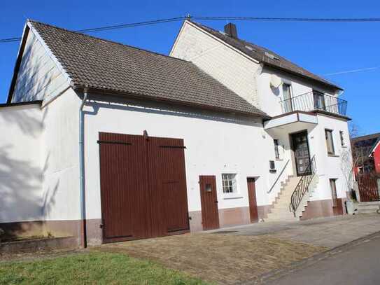 Schönes Wohnhaus, viel Nutzfläche und großer Garten!