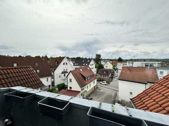 Kapitalanlage oder Eigennutzung! Helle 3-Zimmer-Wohnung in zentraler Lage mit Balkon u. Dachterrasse