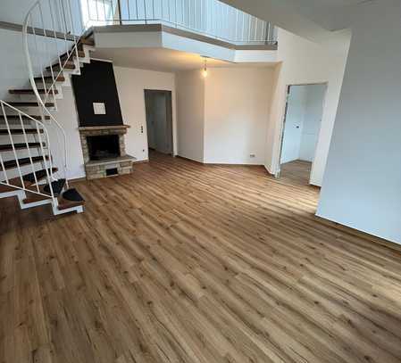 Frisch renovierte 4 Zimmer Maisonette -Wohnung in zentraler Lage (KEINE MAKLER ANFRAGEN)