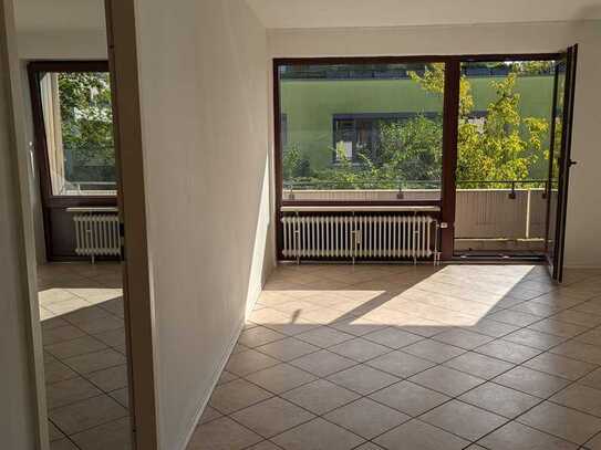 2-Zimmer-Wohnung, gute Innenausstattung, Balkon, EBK, neues Bad. nahe Michaelibad, 12 Mon befristet