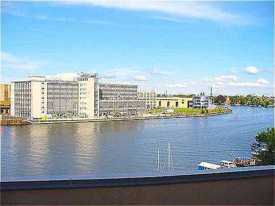 DACHGESCHOSS IN EINZIGARTIGER WASSERLAGE DIREKT AN DER SPREE