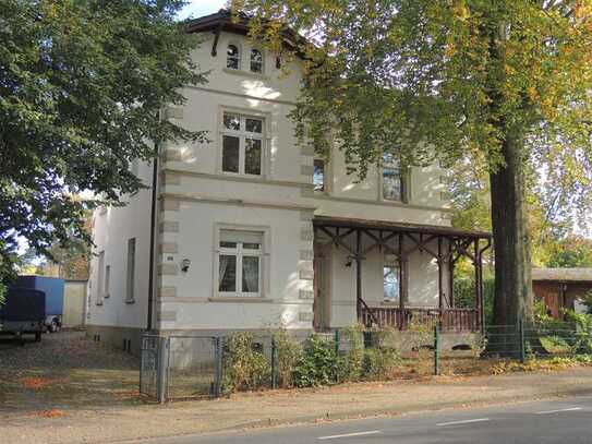 RESTAURIERUNGSBEDÜRFTIGES 2-FAM.-HAUS MIT 2 GARAGEN, GARTEN IN BEVORZUGTER LAGE VON RATINGEN-HÖSEL