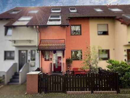 Modernisiertes Reihenmittelhaus mit Garten, Wohlfühlbereich und Garage