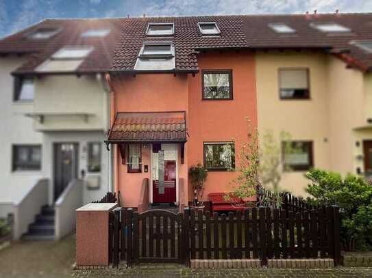 Modernisiertes Reihenmittelhaus mit Garten, Wohlfühlbereich und Garage