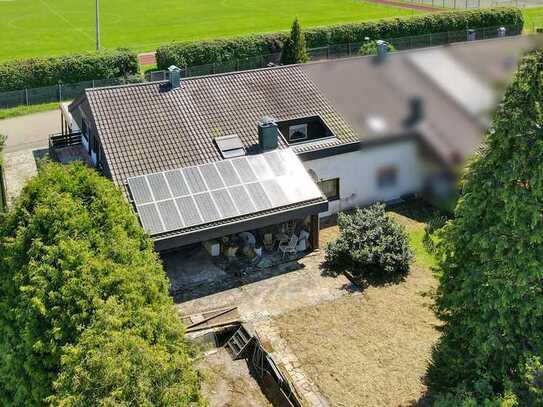 Großzügige Doppelhaushälfte mit zwei Wohneinheiten, Garage, Carport und großem Garten