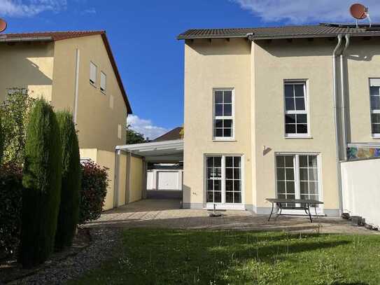 SEHR GROSSZÜGIGES EINFAMILIENHAUS (DHH) MIT TERRASSE, GARTEN, GARAGE, CARPORT UND 2 KFZ-STELLPLÄTZEN