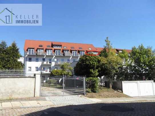 Zentral gelegene kleine 2-Raum-Dachgeschosswohnung mit Süd-Balkon und Singleküche/Miniküche